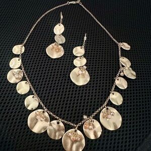 BRAND NEW IN BOX ELEGANT HAMMERED GOLD NECKLACE AND EARRINGS SET